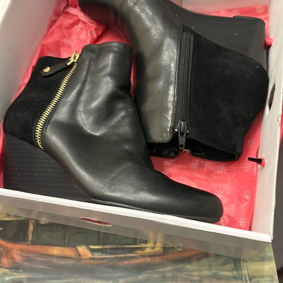 Isaac Mizrahi Black Wedge Ankle Boots - Picture 16 of 16